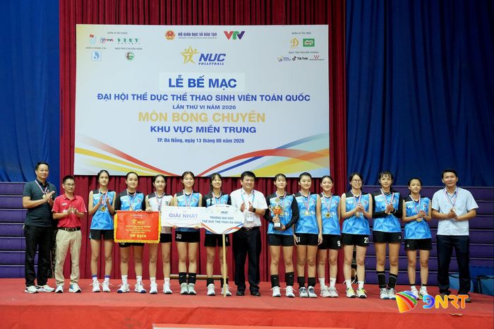 Đội bóng chuyền nữ Trường Đại học Thể dục Thể thao Đà Nẵng giành giải nhất. Ảnh: T.CÔNG
