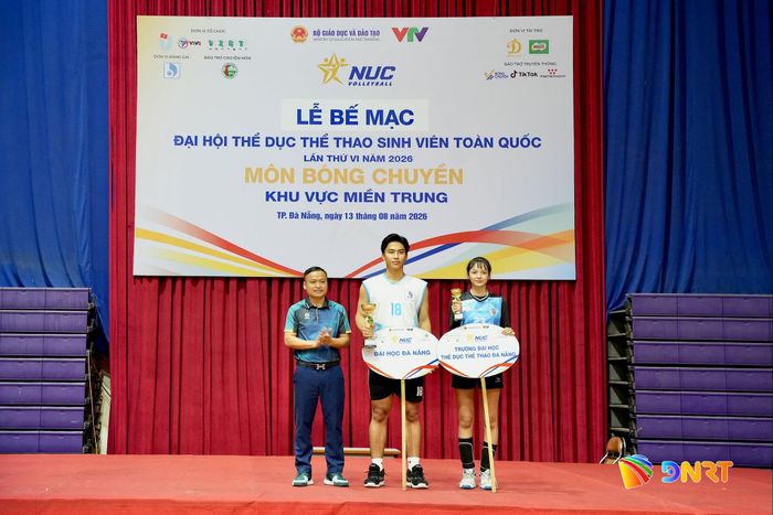 Ban tổ chức trao giải cho nam vận động viên và nữ vận động viên xuất sắc nhất giải đấu. Ảnh: T.CÔNG