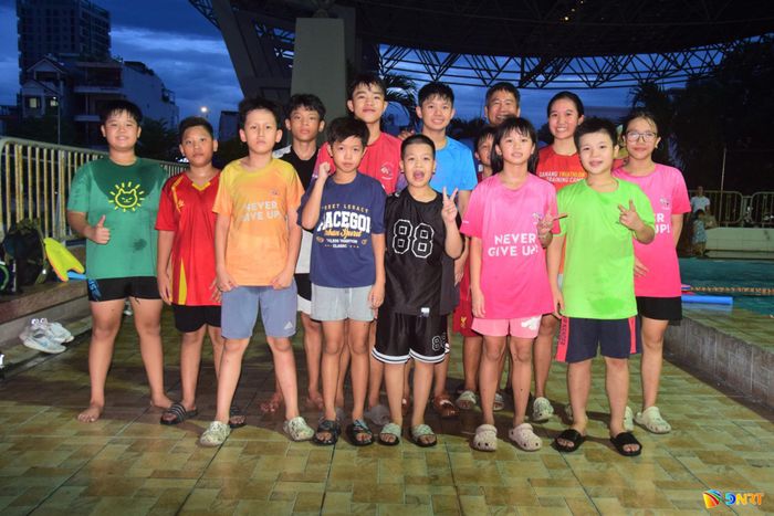 Câu lạc bộ Happy Swim là nơi kết nối đam mê bơi lội cho học sinh trên địa bàn thành phố. Ảnh: NGUYÊN KHANG