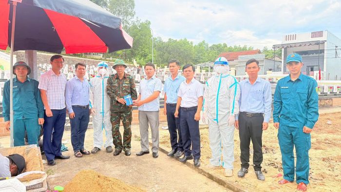 Lãnh đạo xã Hòa Vang thăm hỏi, động viên lực lượng thực hiện "Chiến dịch 500 ngày đêm”. Ảnh: ĐVCC