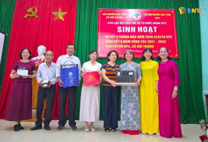 Câu lạc bộ Liên thế hệ tự giúp nhau khối phố 2 (xã Núi Thành) duy trì sinh hoạt thường xuyên giúp người cao tuổi sống vui, sống khỏe, sống có ích. Ảnh: KIM HOA