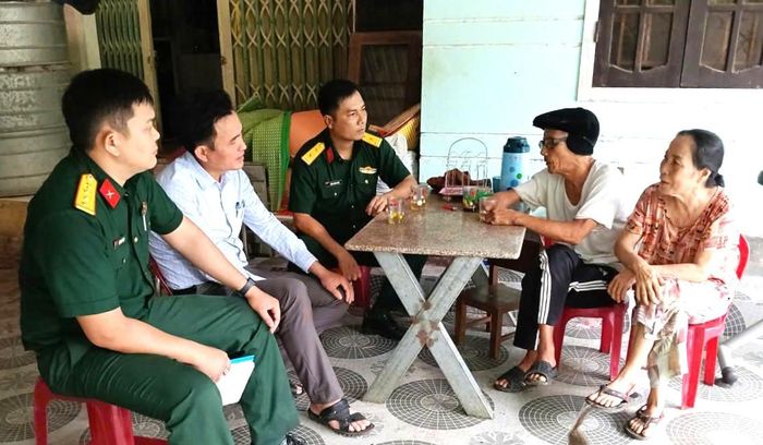 Lực lượng chức năng gặp gỡ nhân chứng lịch sử, cựu chiến binh, người cao tuổi để thu thập, rà soát thông tin. Ảnh: ĐVCC