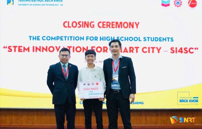 Em Nguyễn Nguyên Khôi (đứng giữa) đạt giải nhất Cuộc thi “Sáng tạo STEM phục vụ thành phố thông minh - SI4SC” cấp thành phố với đề tài “Máy hỗ trợ phơi nông sản và hút vào bao” . Ảnh: NVCC