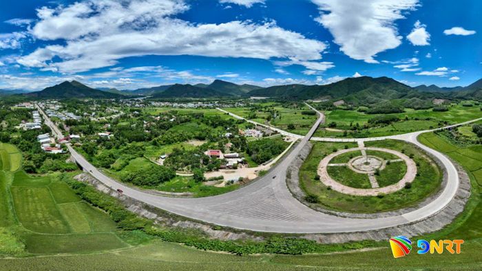 Nông Sơn đang hướng đến xã nông thôn mới hiện đại, giàu bản sắc làng quê xứ Quảng. Ảnh: HOÀNG ĐẠO