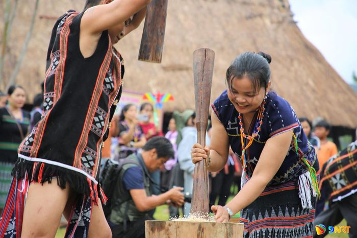 Sống động không gian thi giã gạo đôi nam nữ Cơ Tu. Ảnh: ALĂNG NGƯỚC