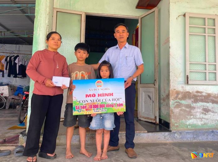 Hội Nông dân xã Duy Nghĩa nhận đỡ đầu 2 anh em Đinh Công Nhật Khoa và Đinh Thị Bích Diệp (thôn Thuận An). Ảnh: NGUYỄN NGỌC