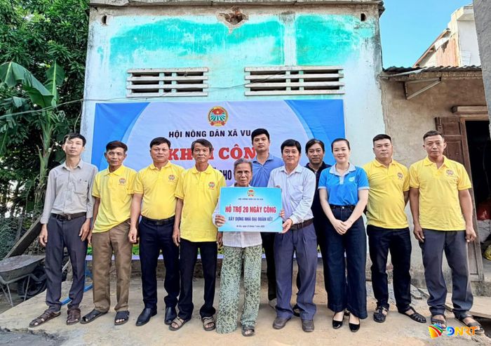 Hội Nông dân xã Vu Gia vận động hỗ trợ 80 triệu đồng để xây dựng lại căn nhà cho bà Phạm Thị Bốn (thôn Quảng Đại). Ảnh: TRẦN HÒA