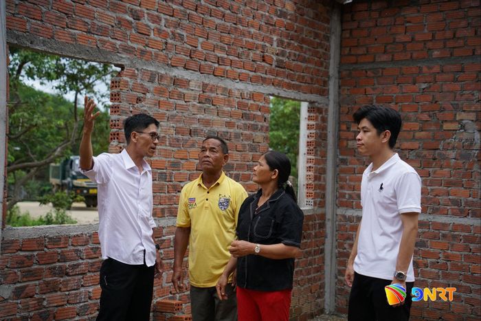 Không chỉ hỗ trợ kinh phí, chính quyền địa phương còn thường xuyên đến tận nơi thăm hỏi, động viên người dân trong quá trình làm nhà. Ảnh: TRÂM ANH