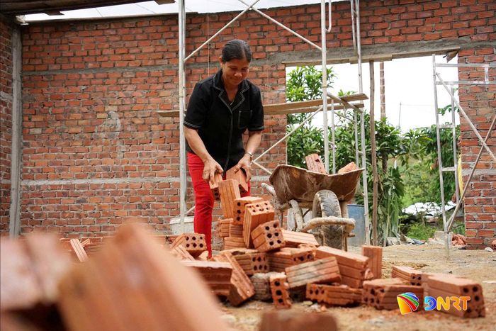Với sự hỗ trợ của địa phương và phần kinh phí gia đình góp thêm, căn nhà mới của chị Hồ Thị Tre đang dần thành hình. Ảnh: TRÂM ANH