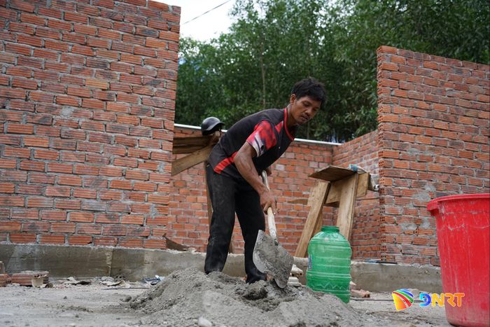 Nguồn hỗ trợ xóa nhà tạm giúp gia đình anh Hồ Văn Sinh từng bước hiện thực hóa mong ước về một mái nhà kiên cố. Ảnh: HỮU TRUNG