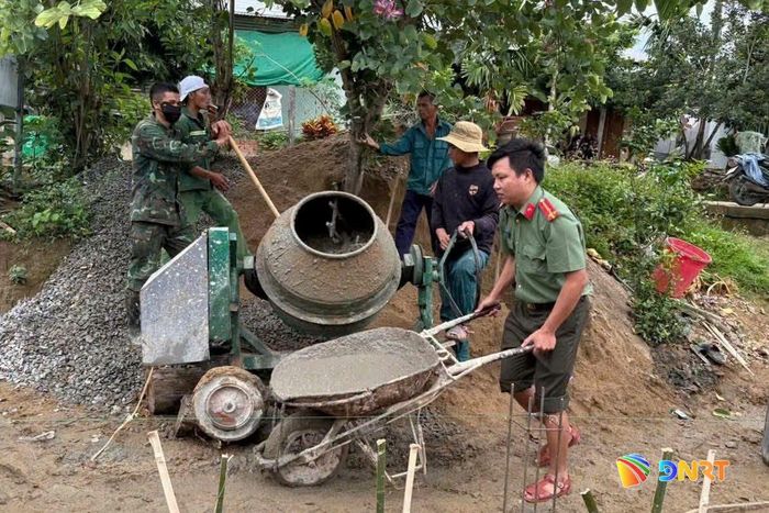 Các đoàn thể, lực lượng vũ trang hỗ trợ ngày công, tháo dỡ nhà cũ, giúp người dân sớm hoàn thành nhà mới. Ảnh: UBND xã Phước Chánh