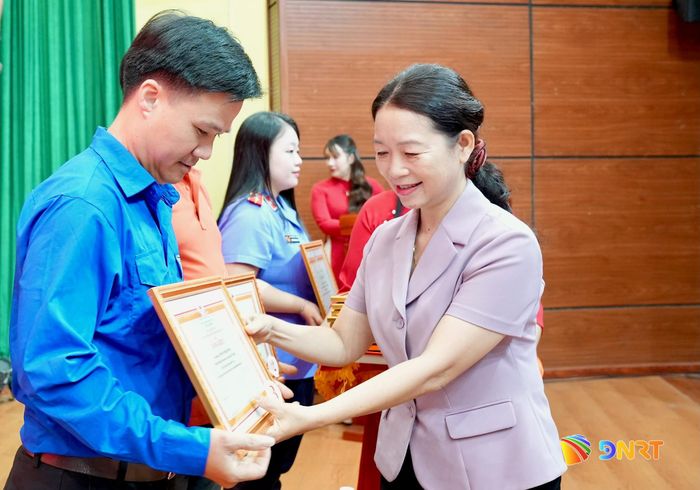 Phó Trưởng ban Tuyên giáo và Dân vận Thành ủy Phạm Thị Thảo Nguyên trao bằng khen cho các cá nhân tiêu biểu trong phong trào hiến máu tình nguyện. Ảnh: T.CÔNG