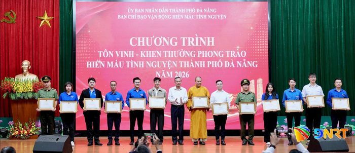 Trao bằng khen cho các cá nhân có nhiều đóng góp trong phong trào hiến máu tình nguyện. Ảnh: T.CÔNG