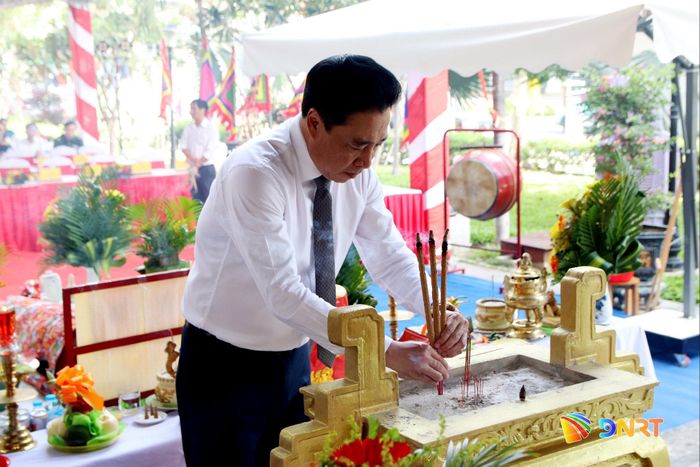 Phó Bí thư Thường trực Thành ủy Nguyễn Khắc Toàn dâng hương tại lễ tế. Ảnh: TRỌNG HUY