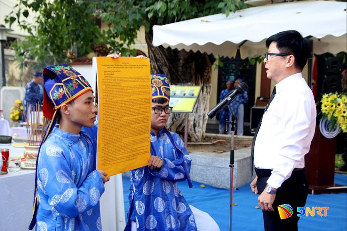 Chủ tịch UBND phường Hải Châu Nguyễn Văn Duy đọc văn tế tại lễ tế. Ảnh: TRỌNG HUY