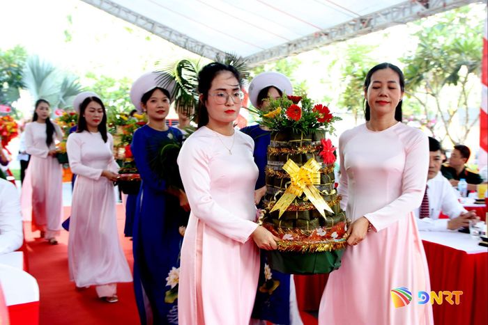 Dâng lễ vật tại lễ tế. Ảnh: TRỌNG HUY