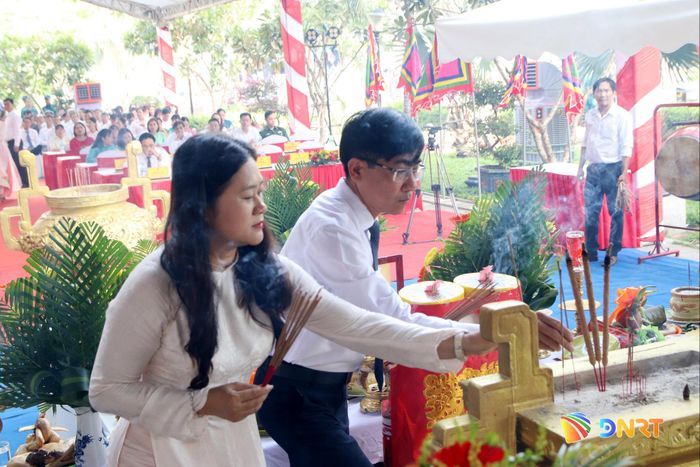 Chủ nhiệm Ủy ban Kiểm tra Thành ủy Trần Thắng Lợi (bên phải) và Giám đốc Sở Nội vụ Cao Thị Huyền Trần dâng hương. Ảnh: TRỌNG HUY