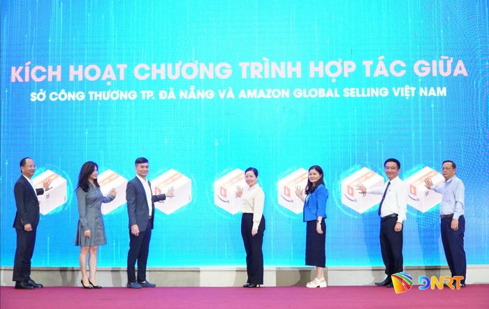 Các đại biểu thực hiện nghi thức kích hoạt chương trình hợp tác giữa Sở Công Thương thành phố Đà Nẵng và Amazon Global Selling Việt Nam. Ảnh: VINH ANH