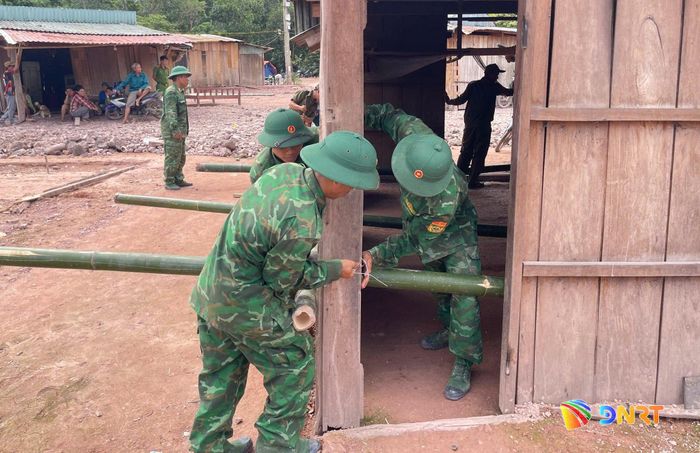 Cán bộ, chiến sĩ Đồn Biên phòng A Nông cố định khung nhà trước khi tổ chức di dời. Ảnh: HUỲNH CHÍN