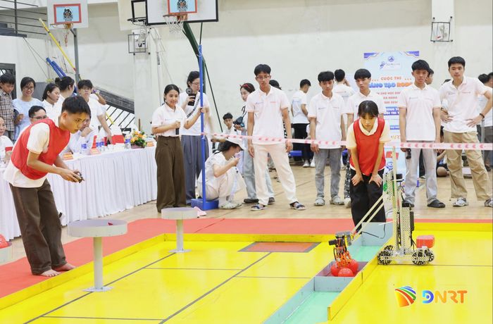 Các đội điều khiển rô bốt thực hiện các nhiệm vụ do ban tổ chức yêu cầu. Ảnh: NGỌC HÀ