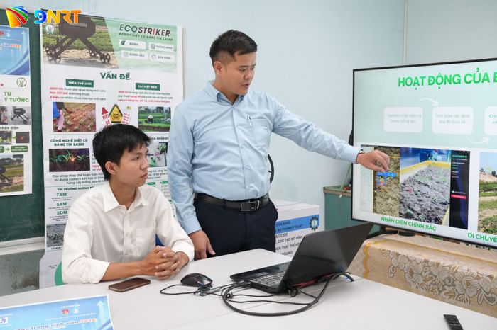Sinh viên và giảng viên hướng dẫn thảo luận phát triển Ecostriker. Ảnh: KHÁNH NGÂN