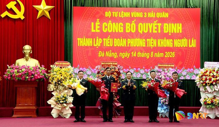Trao quyết định thành lập Tiểu đoàn phương tiện không người lái thuộc Vùng 3 Hải quân. Ảnh: TRƯỜNG SƠN