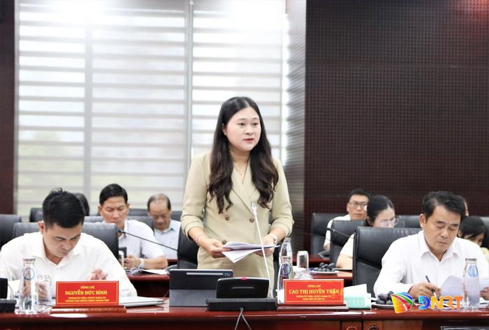 Giám đốc Sở Nội vụ Cao Thị Huyền Trân báo cáo tại buổi làm việc. Ảnh: TRỌNG HUY