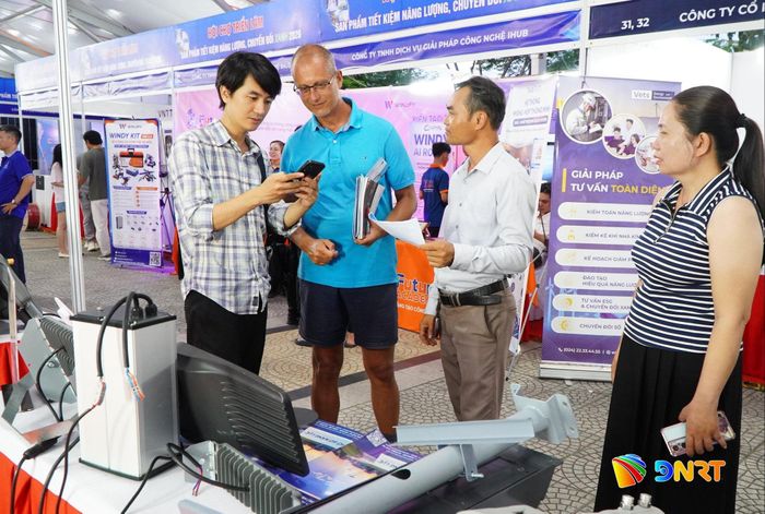 Nhiều du khách, người dân đến tham quan, tìm hiểu các sản phẩm tại hội chợ. Ảnh: VINH ANH