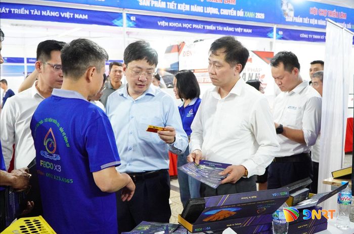 Đại biểu tham quan các gian hàng tại hội chợ. Ảnh: VINH ANH