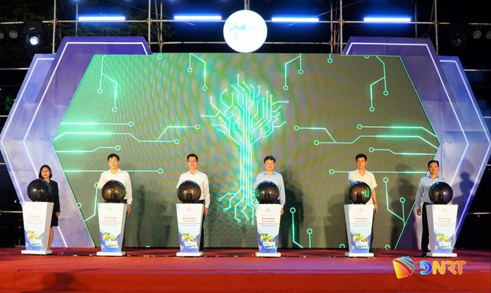 Các đại biểu thực hiện nghi thức khai mạc hội chợ. Ảnh: VINH ANH