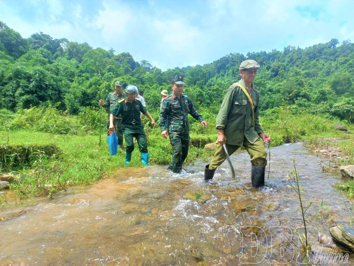 Người dân bản Tâu dẫn tổ công tác Bộ Chỉ huy Quân sự tỉnh đến nơi nghi có vị trí chôn cất liệt sĩ