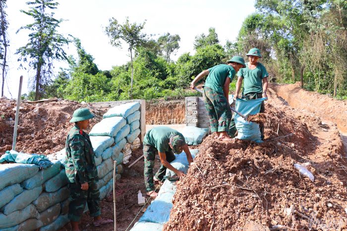 Các lực lượng khắc phục khó khăn, nỗ lực đẩy nhanh tiến độ thi công công trình. 