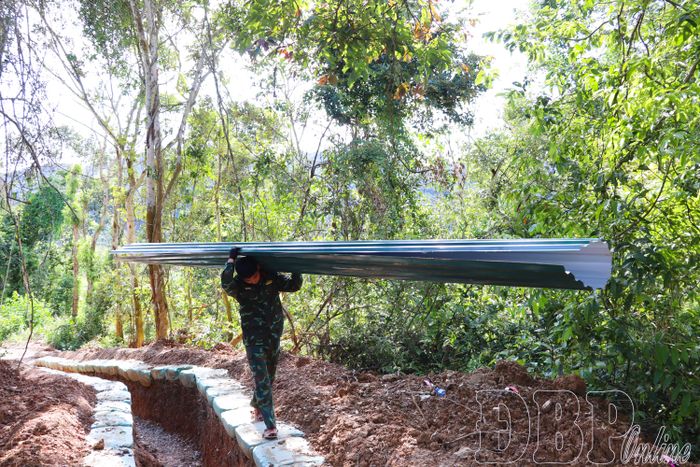 Cán bộ, chiến sĩ Bộ Chỉ huy Quân sự tỉnh vận chuyển vật liệu thi công các hạng mục.