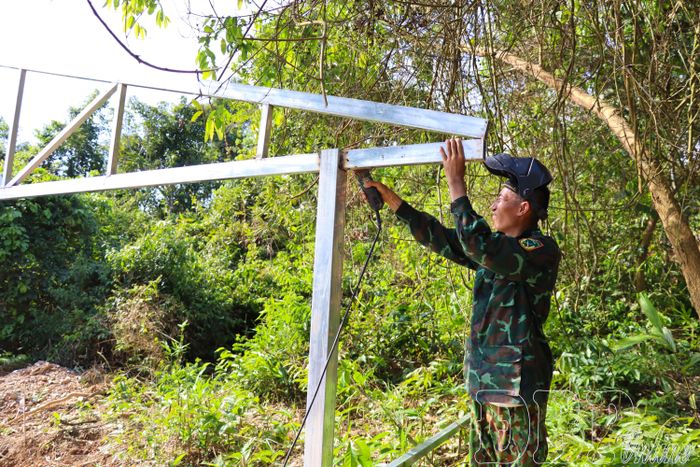 Cán bộ, chiến sĩ Bộ Chỉ huy Quân sự tỉnh thi công Khu Sở chỉ huy diễn tập cấp xã.