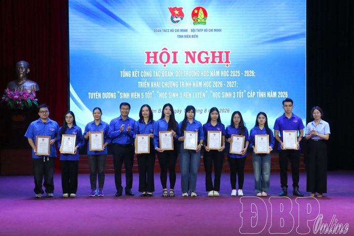 Ban tổ chức trao Giấy chứng nhận “Sinh viên 5 tốt” cho các cá nhân.