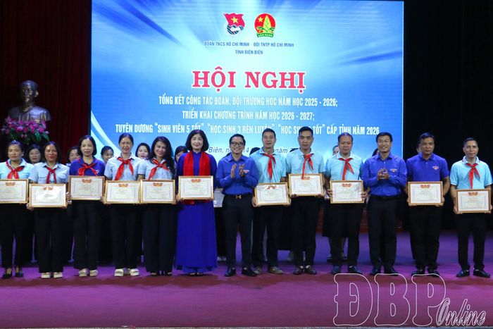 Lãnh đạo Tỉnh đoàn tặng Bằng khen cho tập thể, cá nhân có thành tích xuất sắc trong công tác Đội và phong trào thiếu nhi năm 2025 – 2026.