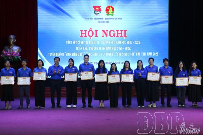 Lãnh đạo Tỉnh đoàn tặng Bằng khen cho tập thể, cá nhân xuất sắc trong công tác Đoàn và phong trào thanh niên trường học năm học 2025 - 2026.
