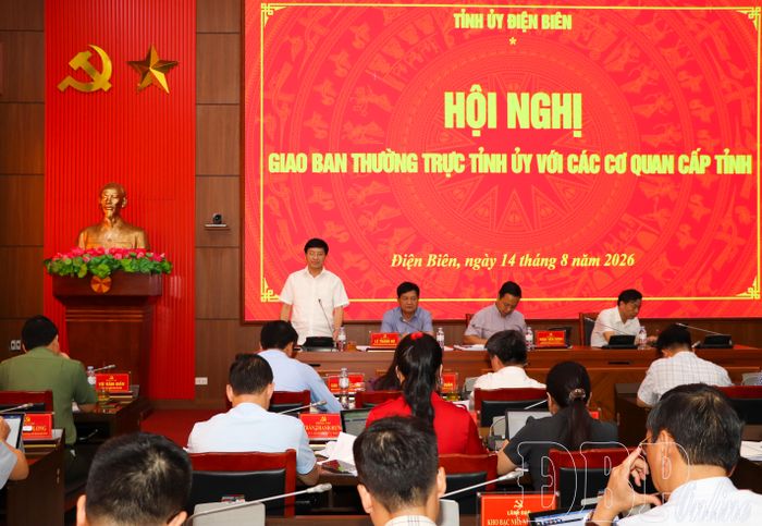 Đồng chí Mùa A Vảng, Ủy viên dự khuyết Ban Chấp hành Trung ương Đảng, Phó Bí thư Tỉnh ủy, Chủ tịch Ủy ban MTTQ Việt Nam tỉnh phát biểu tại hội nghị.