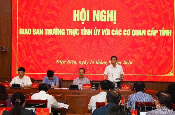 Đồng chí Lê Văn Lương, Phó Bí thư Tỉnh ủy, Chủ tịch UBND tỉnh phát biểu tại hội nghị.