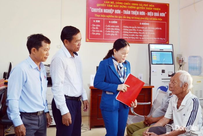 Cán bộ Ban Tuyên giáo và Dân vận Thành ủy cùng lãnh đạo xã Phú Hòa khảo sát việc thực hiện mô hình Chính quyền thân thiện tại Trung tâm Phục vụ hành chính công xã Phú Hòa.