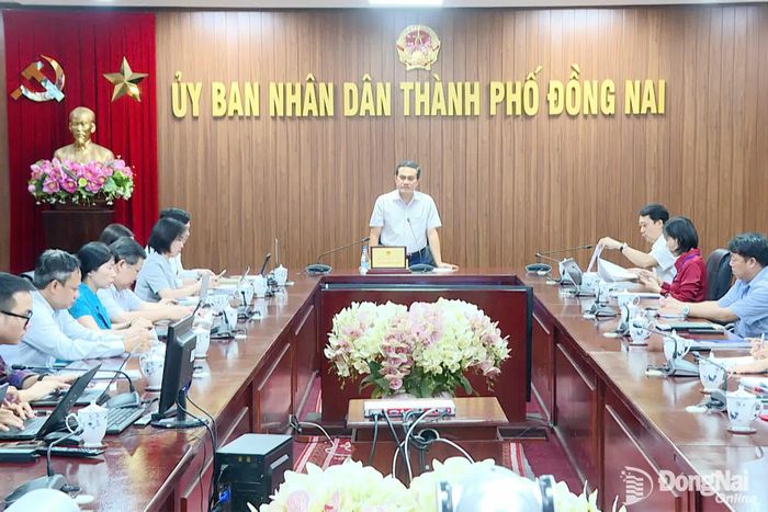 Ủy viên Ban Thường vụ Thành ủy, Phó Chủ tịch UBND thành phố Lê Trường Sơn phát biểu chỉ đạo tại cuộc họp. Ảnh: CN