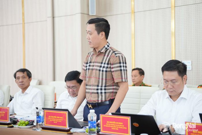 Các thành viên đoàn kiểm tra, giám sát phát biểu ý kiến tại buổi làm việc. Ảnh: T.V