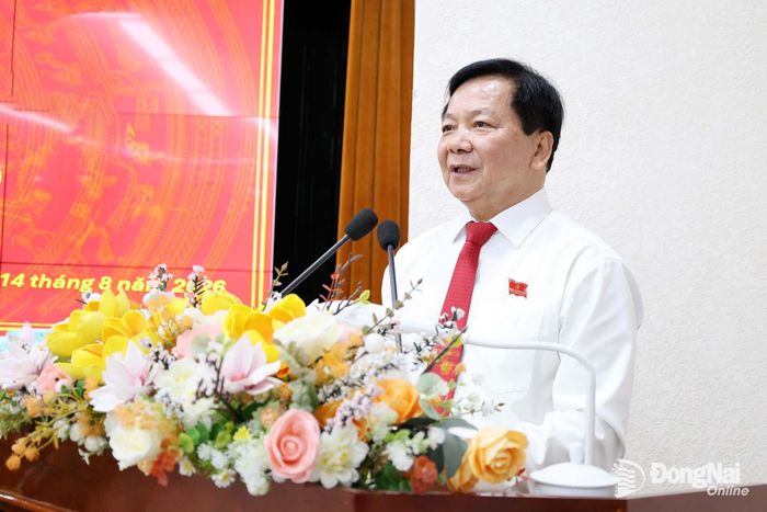 Thành ủy viên, Phó Chủ tịch HĐND thành phố Trần Văn Mi thông qua chương trình kỳ họp. Ảnh: Hồ Thảo