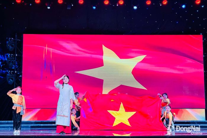 MC San San thể hiện ca khúc Nhà tôi có treo một lá cờ của DTAP, lan tỏa niềm tự hào về lá cờ đỏ sao vàng và tình yêu quê hương, đất nước. Ảnh: Minh Huệ