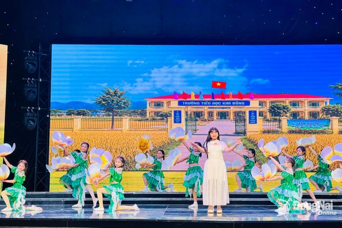 Minh Thảo thể hiện ca khúc Em đi trong tươi xanh của nhạc sĩ Vũ Thanh, mở ra khung trời rạng rỡ với những ước mơ tuổi thơ trong sáng. Ảnh: Minh Huệ