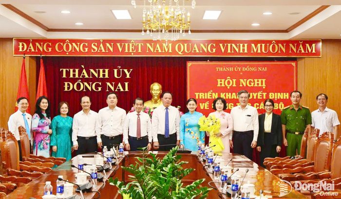 Các đại biểu tham dự hội nghị chúc mừng đồng chí Nguyễn Thị Cát Tiên. Ảnh: Công Nghĩa