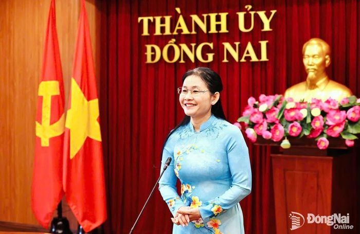 Ủy viên Trung ương Đảng, Phó Bí thư Thường trực Thành ủy, Chủ tịch HĐND thành phố Tôn Ngọc Hạnh phát biểu chúc mừng và giao nhiệm vụ cho đồng chí Nguyễn Thị Cát Tiên. Ảnh: Công Nghĩa