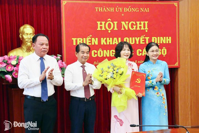 Các đồng chí trong Thường trực Thành ủy trao quyết định và tặng hoa chúc mừng đồng chí Nguyễn Thị Cát Tiên. Ảnh: Công Nghĩa 