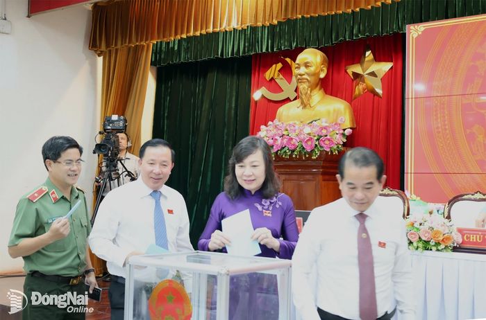 Các đại biểu bỏ phiếu bầu chức danh Phó Chủ tịch UBND thành phố. Ảnh: Hồ Thảo