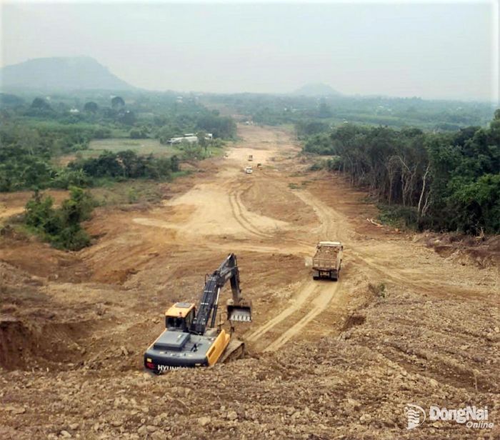Thi công Dự án Nâng cấp, mở rộng đường ĐT.773. Ảnh: Phạm Tùng